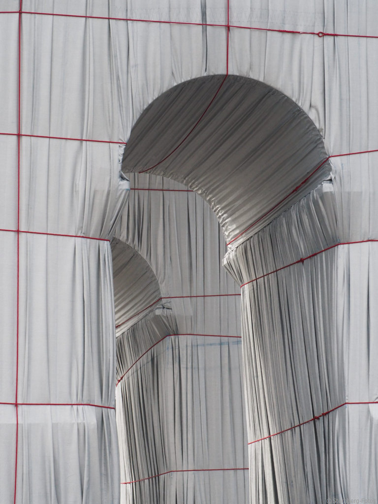 2109099, Paris / L'Arc de Triomphe Wrapped, Christo + Jeanne-Claude (realisiert von Wladimir Jawaschew), 1961-2021 / Arc de Triomphe de l’Étoile, 1836