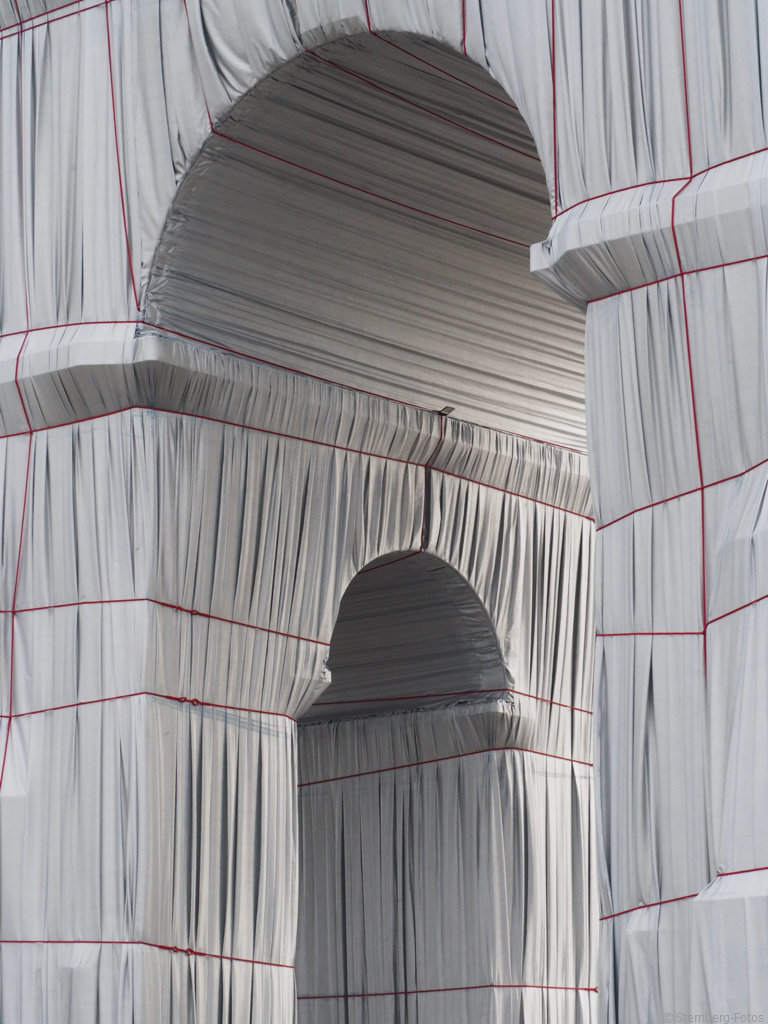 2109103, Paris / L'Arc de Triomphe Wrapped, Christo + Jeanne-Claude (realisiert von Wladimir Jawaschew), 1961-2021 / Arc de Triomphe de l’Étoile, 1836